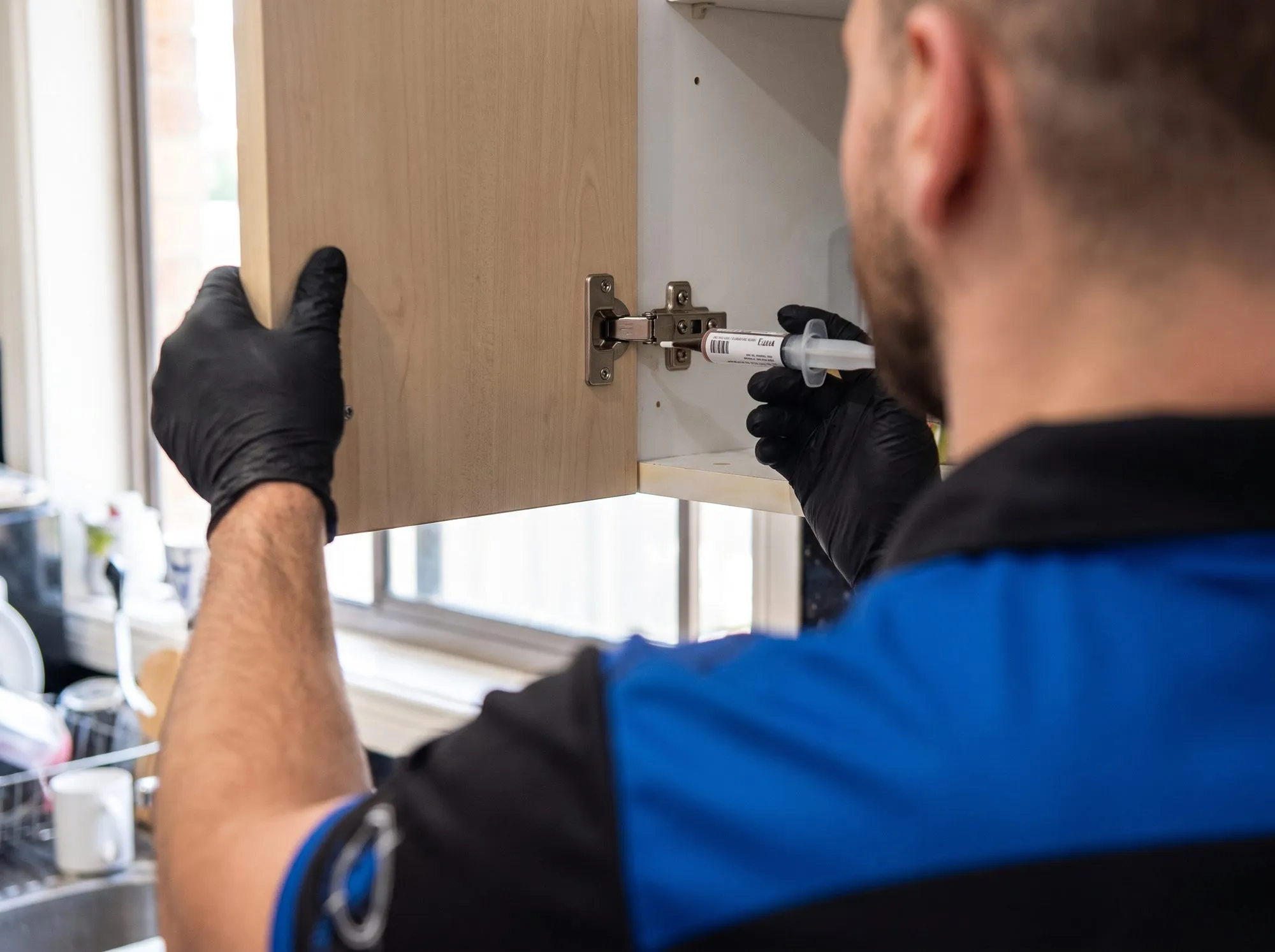 Pesthelp technician at work